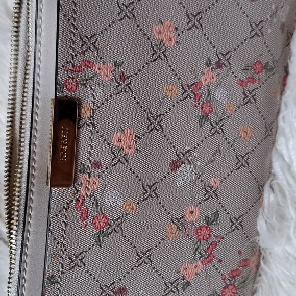 Nine West floral Spring wristlet - Picture 6 of 6